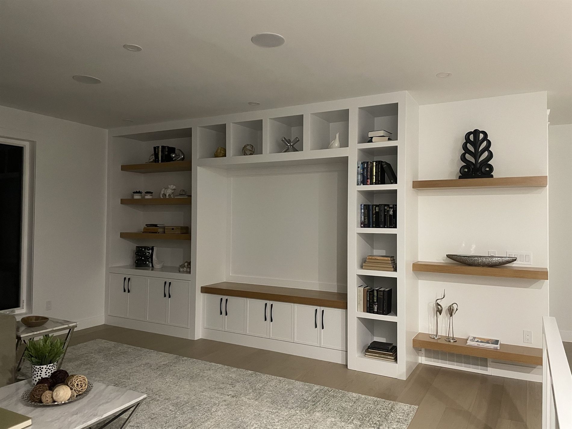 Built-in wall unit with a television niche and bookshelves